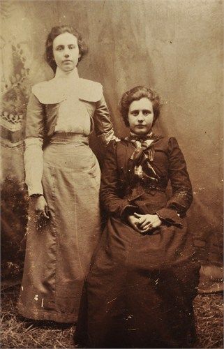 Julia Stilley Lynn standing, and sister Hannah Stilley Willard. Mannsville, Oklahoma. Daughters of Alfred & Nancy Ann Stilley. Memento Mori Victorian, Images Terrifiantes, Post Mortem Pictures, Momento Mori, Post Mortem, Girl Standing, Six Feet Under, Interesting History, Memento Mori