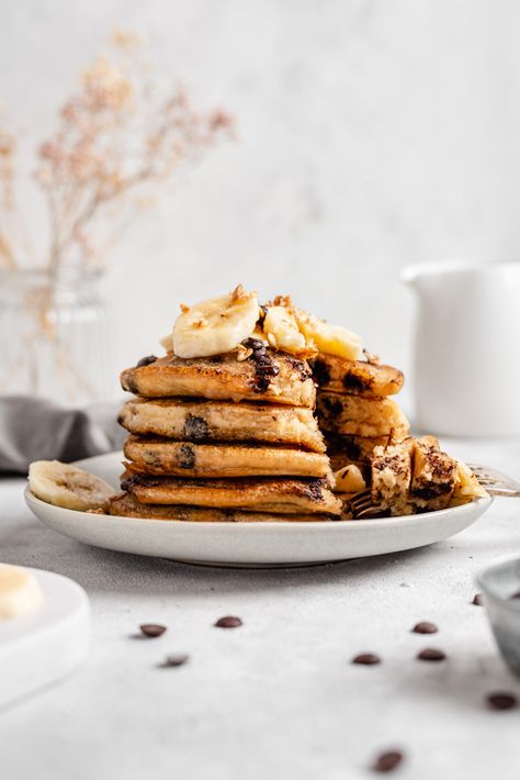 Fluffy Vegan Chocolate Chip Pancakes - Plantiful Bakery Vegan Chocolate Chip Pancakes, Vegan Chocolate Cookies, Freeze Pancakes, Fruit Pancakes, Pancake Calories, Healthy Pancake Recipes, Vegan Breakfasts, Brownie Cupcakes, Chocolate Chip Pancakes