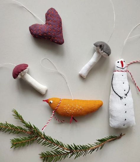 Bird Christmas Ornaments Diy, Summer Christmas Decor, Diy Tree Ornaments, Christmas Mobile, Sewn Christmas Ornaments, Jul Diy, Felt Christmas Tree Decorations, Christmas Decs, Bird Christmas Ornaments