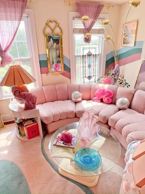 Deco Pastel, Table Rose, Pink Furniture, Deco Rose, Gold Lotus, Pastel House, Pink Living Room, Dopamine Decor, Pastel Room