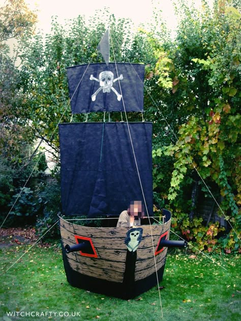 The ghost ship! Made from tent poles, cardboard and some bits of drain pipe. Bloodwort Bay - Pirate-themed Halloween haunt set-up from 2011. Pirate Storytime, Camper Halloween, Haunted House Inspiration, Pirate Wreath, Cardboard Pirate Ship, Pirate Halloween Decorations, Halloween Car Decorations, Trunker Treat Ideas, Pirate Halloween Party