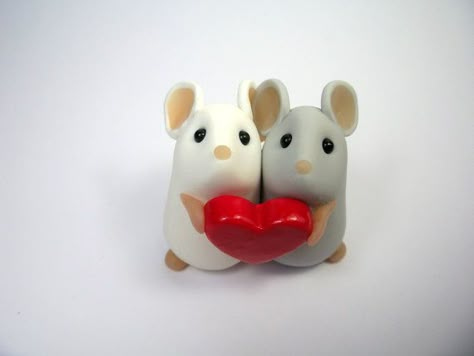 Romantic Handmade Polymer Clay Valentines From The Heart  Family Holiday Clay Date, Fimo Ideas, Diy Air Dry Clay, Tanah Liat, Clay Diy Projects, Clay Crafts Air Dry, Polymer Clay Animals, Fondant Figures, Cute Polymer Clay