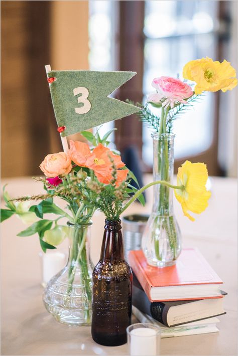 pennet table numbers @weddingchicks Camping Theme Wedding, Moonrise Kingdom Wedding, Whimsical Outdoor Wedding, Vintage Wedding Cake Table, Wedding Table Layouts, Ideas For Camping, Vintage Wedding Centerpieces, Nostalgic Wedding, Summer Camp Wedding