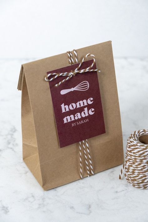 Free Printable Homemade Gift Tags. Custom from the kitchen of gift tags for homemade cookies, cakes and baked treats. Graham Balls Packaging Ideas, Homemade Personalized Gifts, Cookie Gift Packaging, Baked Gifts, Homemade Gift Tags, Faking It, Free Printable Tags, Free Printable Gifts, Gifts Box