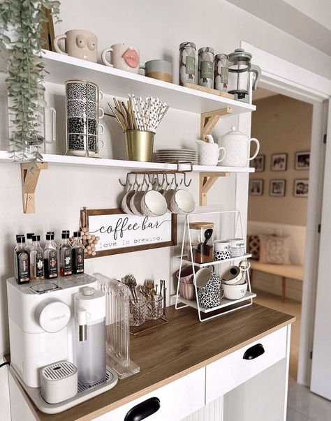 White Coffee Bar Ideas, Kaffe Station, Coffee Bar Styling, Cofee Bar, Kaffe Bar, Coffee Bar Ideas Kitchen Counter, Diy Coffee Station, Coffee Station Kitchen, Coin Café