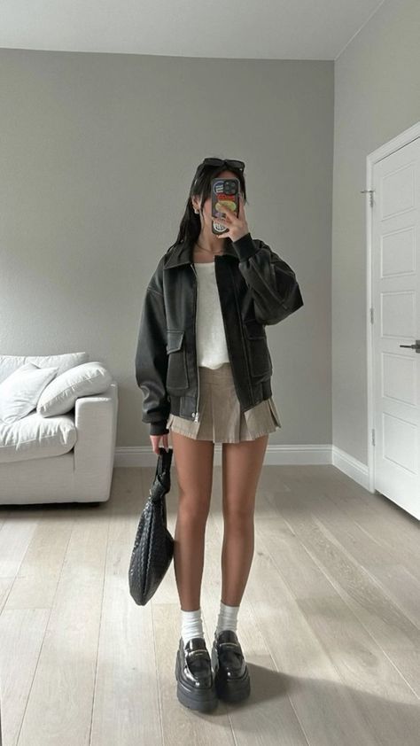 Short Khaki Skirt Outfit, White Jacket Outfit Casual, Khaki Skirt Outfit, Khaki Skirt Outfits, Mini Skirt Outfit Fall, Long Sleeves Outfit, White Top Outfit, Sleeves Outfit, Black Jacket Outfit