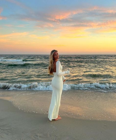 White Outfit Inspiration, Summer Nights Aesthetic, White Beach Dress, Nights Aesthetic, Beach Vacation Pictures, Sunset Dress, Sunset Beach Pictures, Beach Photo Inspiration, Summer Picture Poses