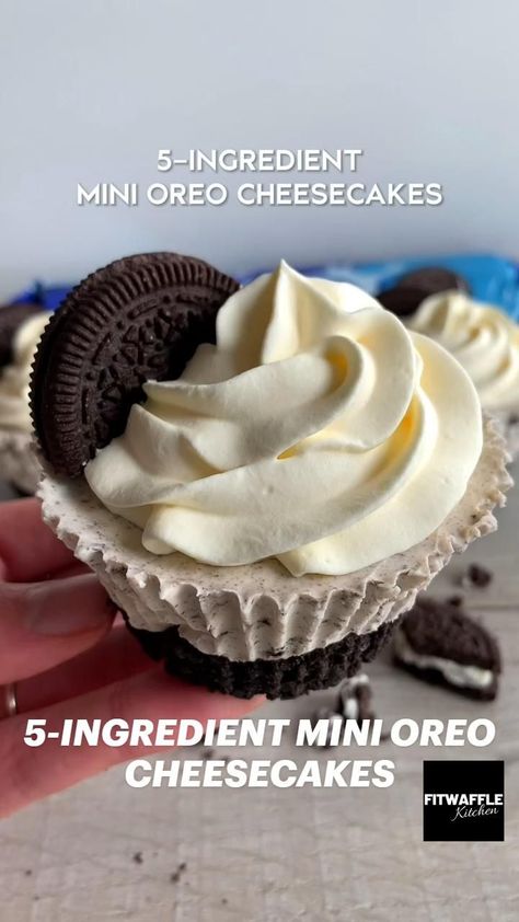 5-INGREDIENT MINI OREO CHEESECAKES | Easy baking recipes desserts, Mini desserts, Oreo recipes Easy Dessert Recipes With Ingredients At Home, Snack Ideas Sweet Treats, Cool Things To Bake Easy, Easy Bakes Recipes, East Treat Ideas, Creative Easy Desserts, Yummy Desserts Videos, Healthy Cute Desserts, Things To Bake With Friends Desserts