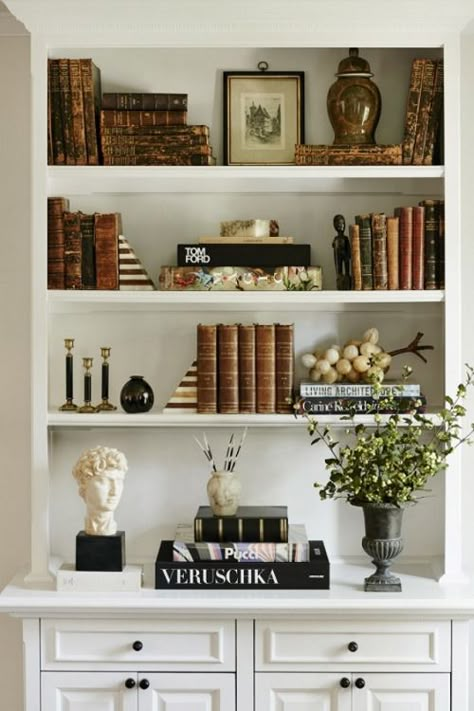 Add Soulful Style with Vintage Books Bookshelves Decor Ideas, White Book Shelf, Styling Bookshelves, Bookshelves Decor, Shelf Decor Living Room, Decorating Bookshelves, Bookcase Styling, Bookcase Decor, Geek Decor