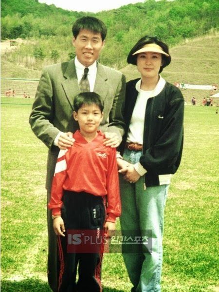 Young Min-ho and his parents Lee Min Ho Family, Cha Bum-kun, Lee Min Ho Songs, Mother Pictures, Lee Min Ho Photos, Childhood Pictures, Song Seung Heon, City Hunter, Childhood Photos