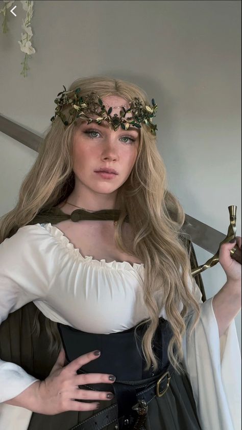 @meghanfireheart #aelin #aelingalathynius #aelinashryvergalathynius #throneofglassseries #throneofglassseries #fireheart #sarahjmaas Aelin Galathynius Crown, Aelin Galathynius Costume, Aelin Galathynius Cosplay, Aelin Cosplay, Ren Faire Outfits, Aelin Ashryver Galathynius, Aelin Galathynius, Ren Fair, Ren Fest