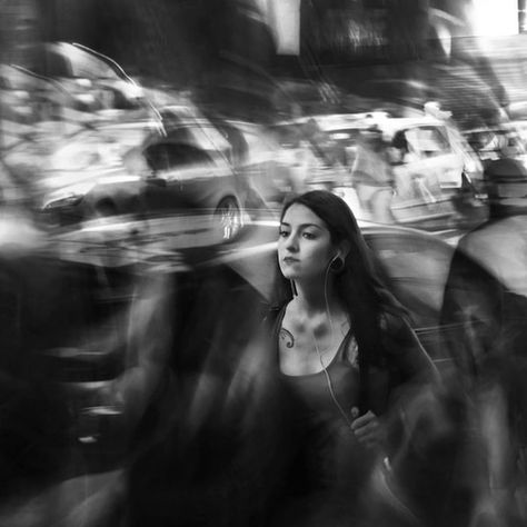 Crowded Street Photography, Black And White Nyc, Art Photography Black And White, Crowded Street, Helen Levitt, City Streets Photography, Blur Photography, Motion Photography, Street Art Photography