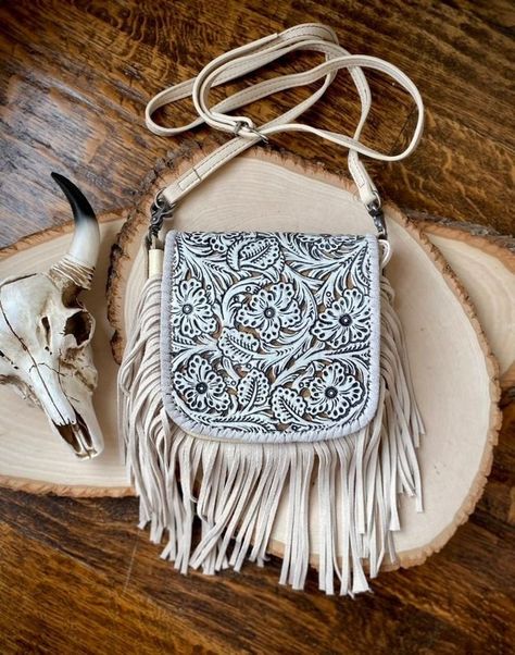 Western Bags Purses, Fringe Crossbody Purse, Western Bag, Cowgirl Accessories, Leather Fringe Bag, Fringe Crossbody Bag, Looks Country, Western Purses, Western Accessories