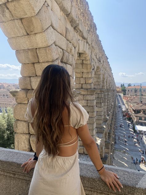 Spain travel europe aesthetic Segovia dress hair inspo Poses In Spain, Europe Inspo Pics, Spain Picture Ideas, Spain Inspo Pics, Madrid Spain Photo Ideas, Spain Photo Ideas, Spain Trip Aesthetic, Madrid Spain Aesthetic, Travel Europe Aesthetic