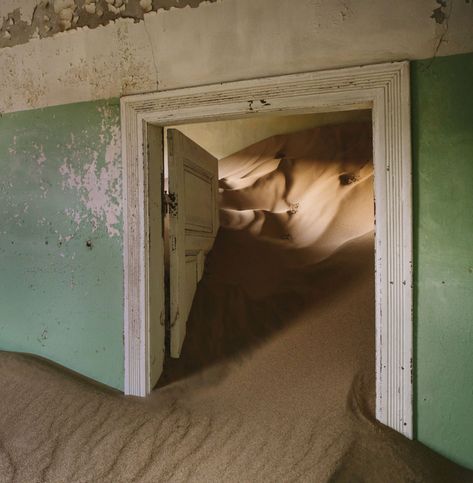 Ghostly photos show abandoned town being reclaimed by desert sand | Mashable Desert Cities, Office With A View, Paranormal Photos, Real Haunted Houses, Abandoned Town, Abandoned Cities, Scary Ghost Pictures, Sand Castles, Namib Desert