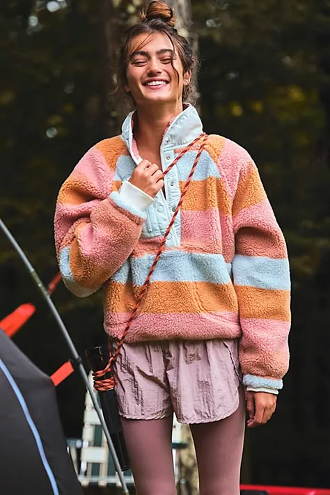 The Best Fleece Jackets & Pullovers, Approved By Gorpcore Fanatics #refinery29 https://www.refinery29.com/en-us/fleece-fashion-trend#slide-1 Free People Activewear, Fleece Jackets, Pullover Outfit, Outfit Trends, Print Pullover, Mode Inspiration, Boho Outfits, Fleece Jacket, Tent