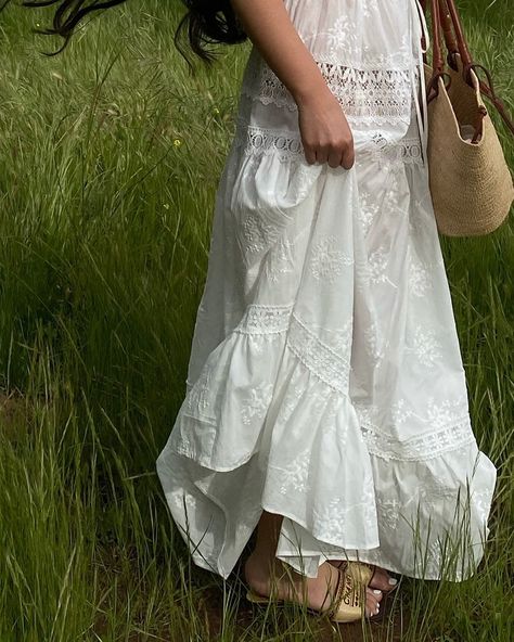 Swapping lemons for apple picking soon🍎🧺🍂 . . . . prefall ootd cottagecore girl pinterest inspo aesthetic country Flowy Skirt Aesthetic, Farmcore Aesthetic, Skirts Aesthetic, Cottagecore Girl, Summer Maxi Skirt, Venus Sign, Long Flowing Skirts, Aesthetic Country, Skirt Aesthetic