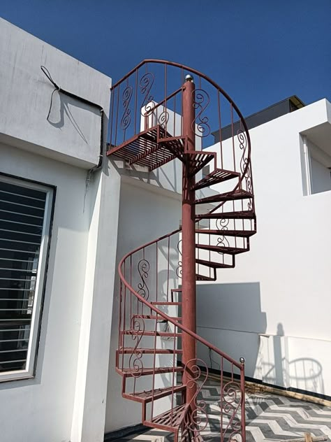 Round Stairs Design Outdoor, Iron Round Stairs Design, Iron Stairs Design, Metal Staircase Railing, Spiral Staircase Outdoor, Latest Gate Design, Steel Stairs Design, Tangga Putar, Modern Main Gate Designs