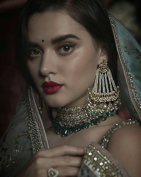 Eugeniya Belousova, Banarasi Dress, Golden Lehenga, Long Blouse Designs, Bridal Jewellery Inspiration, Pakistani Bridal Jewelry, Afghan Wedding, Bridal Jewels, Sabyasachi Jewellery