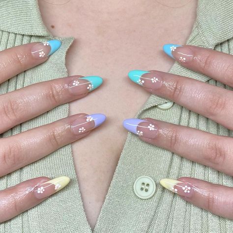 𝐍𝐀𝐈𝐋𝐒 𝐗 𝐌𝐈𝐂𝐇𝐄𝐋𝐋𝐄 on Instagram: “oh she’s springing 🤩🌷 • • • @beetlesgelpolish spring liners #nails #nailsofinstagram #nailsoftheday #nailsofig #nailsonfleek…” Opal Nail Polish, Spring Flower Nails, Kiss Nails Kit, Opal Nails, Almond Press On Nails, Handmade Makeup, Long Press On Nails, Medium Almond, Gel Nail Kit