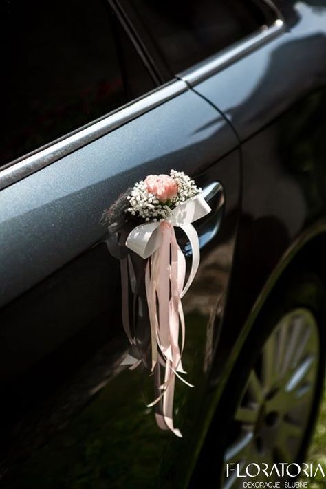 Car Flower Decoration, Wedding Car Decor, Carriage Wedding, Wedding Car Deco, Car Bows, Wedding Carriage, Wedding Car Decorations, Car Deco, Bridal Gift Wrapping Ideas