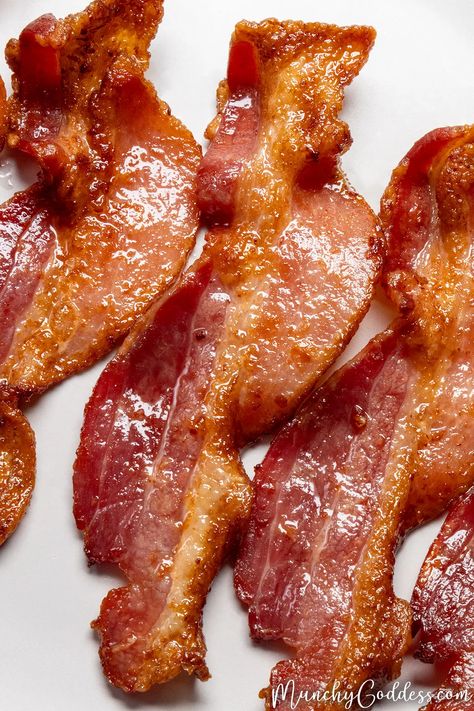 Air fried thick cut slices of bacon glistening with crispy edges on a light gray plate. Oven Baked Bacon, Brown Sugar Bacon, Bacon In The Oven, Bacon On The Grill, Cooking Bacon, Baked Bacon, Best Bacon, Candied Bacon, Recetas Keto