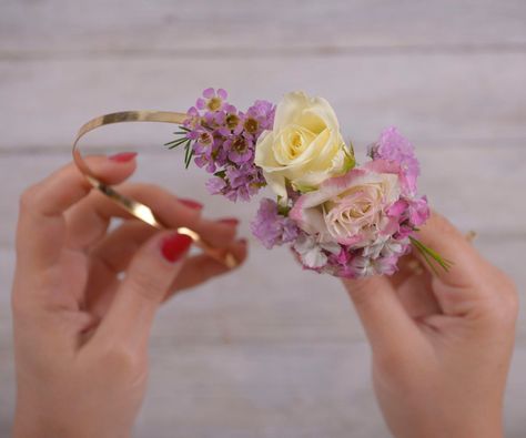 DIY With Flowers: Floral Headband: Welcome back to the latest post in our DIY with Flowers series! We have already shown you how to make a whole host of decorations and accessories, and this week is no different, as we will show you how to make a gorgeous floral headband. This will... Diy With Flowers, Flower Girl Hair Piece, Flower Headband Diy, Diy Flower Crown, Material Flowers, Bride Floral, Flower Girl Headbands, Floral Accessories Hair, Flower Girl Hairstyles