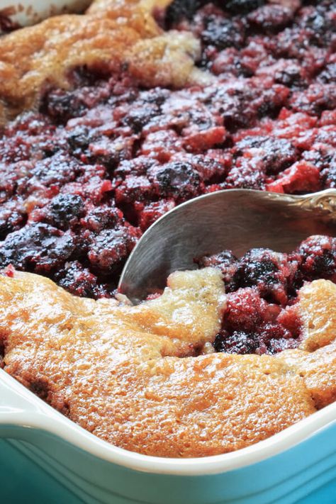 Fruit Cobbler Recipe, Easy Blackberry Cobbler, Cake Mix Cobbler, Berry Cobbler Recipes, Blackberry Cobbler Recipe, Cake Mix Ingredients, Berry Cobbler, Blackberry Cobbler, Bisquick Recipes