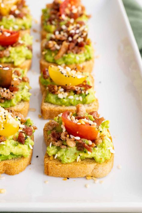 Toast Appetizers, Hors Devours Appetizers, Bite Size Breakfast, Avocado Appetizer, Snack Quick, Mini Toast, Toast Recipe Breakfast, Brunch Appetizers, Breakfast Cocktails