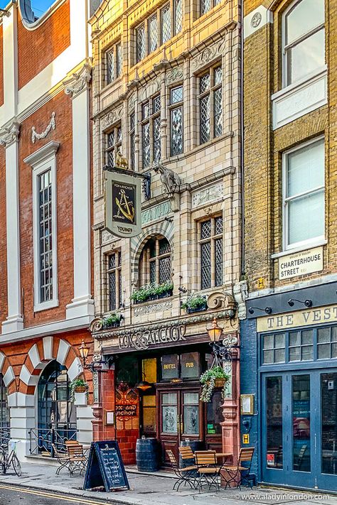 Pub Crawl Ideas, Pub Interior Design, Best Places In London, Pubs In London, London Accommodation, Pub Interior, Colorful Buildings, London Itinerary, London Guide