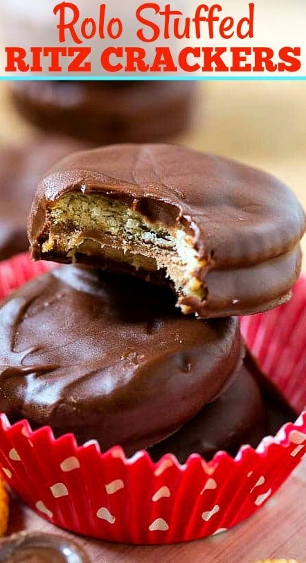 Ritz Crackers With Carmel, Ritz Crackers And Rolos, Carmel Desserts, Rolo Cookies, Ritz Cracker Recipes, Cracker Dip, Brownies Recipes, Pecan Cookies, Cracker Recipes