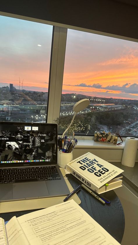 Romantising Reading, Working At Night Aesthetic, Office View Aesthetic, Entrepreneur Aesthetic Photography, Laptop Working Aesthetic, Remote Working Aesthetic, Selling Sunset Aesthetic, Travel Aesthetic Story, Topper Aesthetic Study