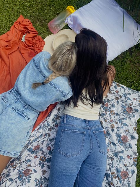 Best Friends Picnic, Blonde And Brunette Best Friends, Indigo Eyes, Emma Carstairs, Brunette Aesthetic, Two Blondes, Dark Artifices, Brunette Blonde, The Dark Artifices