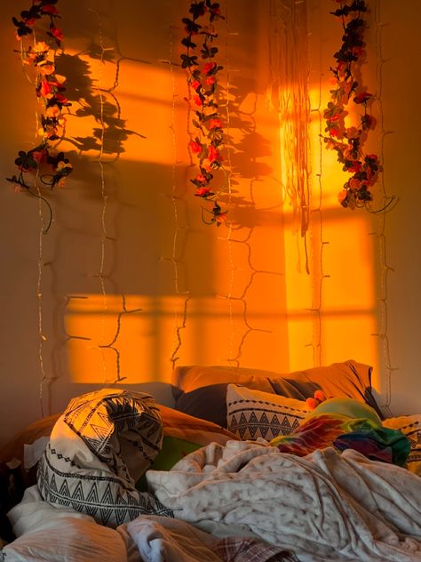 Orange Themed Room, Sunset Ceiling, Sunset Theme Bedroom, Sunset Light Aesthetic Room, Sunset Room, Bedrooms With Sunset Lamp, Sunset Lamp Room Decor, Sunset Lamp Bedroom Aesthetic, Room Inspo Sunset Lamp