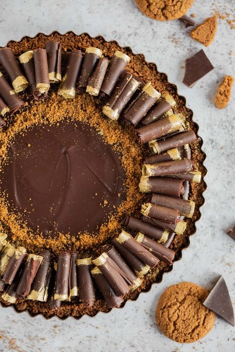 This Dark Chocolate Gingersnap Tart is an absolute dream dessert! It combines a decadent dark chocolate ganache with chocolate liqueur with a baked gingersnap crust. Top it off with some chocolate curls and you're in for the perfect treat! | BeyondtheButter.com | #darkchocolate #tart #gingersnaps #gingersnaptart #chocolateliqueur #beyondthebutter Christmas Chocolate Tart, Gingerbread Chocolate Tart, Gingersnap Dessert, Gingerbread Tart, Special Deserts, Food Polls, Tart Chocolate, Gingerbread Dessert, Dream Dessert