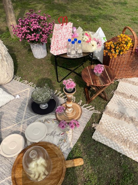 Aesthetic Picnic, Parisian Aesthetic, Picnic Ideas, Charcuterie Board, Flower Arrangement, Wicker Baskets, Picnic Basket, Flower Arrangements, Baskets