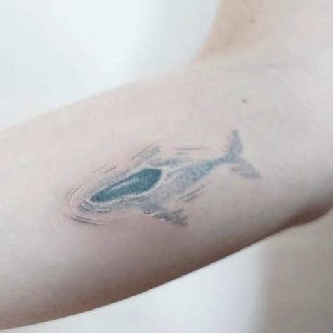 delicate, simple and yet endlessly interesting. tiny mostly underwater whale tattoo. Whale Tattoo, Tattoo Tiny, Petit Tattoo, Water Tattoo, Whale Tattoos, Handpoke Tattoo, Stick N Poke Tattoo, Shark Tattoos, Tattoos Henna