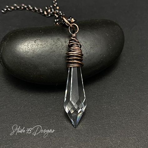 Simple Wire Wrapping, Wrap Crystals, Crystal Suncatchers Swarovski, Wrapping Crystals, Diy Bottles, Wire Weaving Techniques, Wrapping Techniques, Wire Wrapped Stone Jewelry, Wire Wrapping Techniques