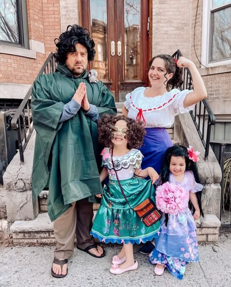 Disney Family Halloween Costumes, Disney Family Costumes, Family Halloween Costume Ideas, Family Halloween Costume, Ariel Costumes, Fantasia Disney, Diy Halloween Costume, Scary Halloween Costumes, Halloween Costumes Friends