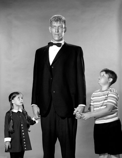 The Addams Family - Lurch with Wednesday and Pugsley Lurch Addams Family, Lisa Loring, The Addams Family 1964, Ted Cassidy, Addams Family Tv Show, Pugsley Addams, Addams Family Musical, Edna Mode, Strange Facts