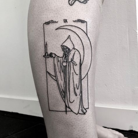 finally got to do a tarot card ✨🖤🔮 the hermit. Dark Mark Tattoos, Tarot Card Tattoo, Tarot Tattoo, The Moon Tarot Card, The Hermit, 4 Tattoo, Weird Tattoos, Card Tattoo, Line Art Tattoos