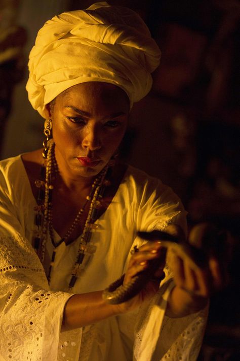 American Horror Story: Coven Fantasy v. Fact Episode #1 | The ... American Horror Story Characters, Voodoo Priestess, Marie Laveau, Ahs Coven, American Horror Story Coven, Angela Bassett, Black Witch, Southern Gothic, Witch Aesthetic