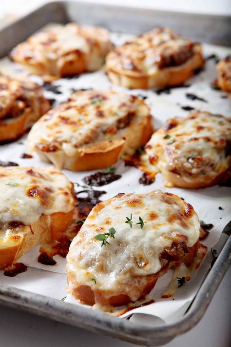 Wow friends and family with this ooey, gooey, cheesy mash-up: French Onion Bruschetta! Onions cook down and caramelize before soaking up beef broth. Season with thyme, then scoop the onions onto sliced bread. Sprinkle with two types of Borden® Cheese and broil until browned and gooey. The creamy caramelized onions and cheese pair beautifully with crusty bread. French Onion Bruschetta is sure to become a new favorite appetizer or entree. Brushetta Recipes, Onion Bruschetta, Bruschetta Crostini, Bruschetta Recipes, French Dinner Parties, French Appetizers, Bread French, French Party, Bruschetta Recipe