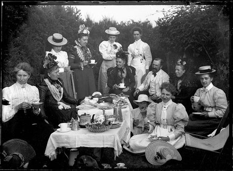 Victorian Tea party, Ipswitch, cira 1900. Photo from a glass plate negative. Victorian Tea Party, Victorian Life, Retro Mode, Tea Parties, Edwardian Era, Edwardian Fashion, White Tea, Vintage Pictures, Belle Epoque