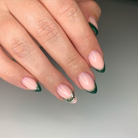 30 Best Winter Almond Nail Art to Try Holiday Nails Christmas, December Nails, October Nails, Nagel Tips, Christmas Nails Easy, Christmas Gel Nails, Her Nails, Festival Nails, Short Acrylic Nails Designs