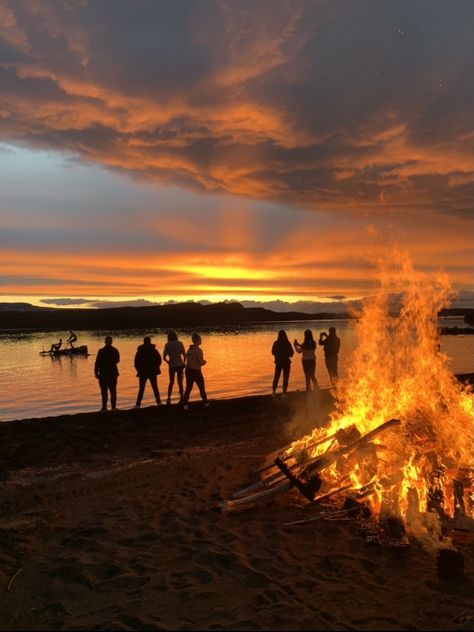 Gorgeous sunset and a big fireplace Camping Fire Aesthetic, Campfire Aesthetic Friends, Happy Friend Group, Camping Friends Aesthetic, Big Group Of Friends Aesthetic, Family And Friends Aesthetic, Friends Adventure Aesthetic, Big Friend Group Photos Aesthetic, Enlightened Aesthetic