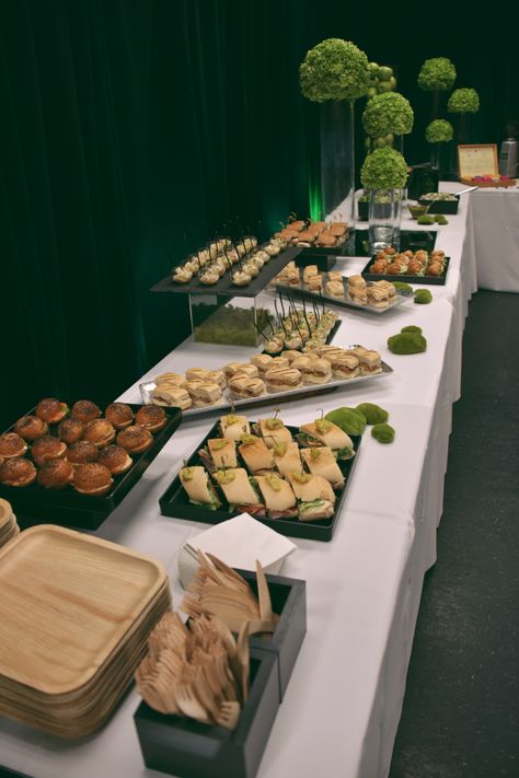 Lunch Table Settings, Sandwich Buffet, Buffet Set Up, Catering Food Displays, Food Set Up, Dinner Centerpieces, Lunch Meeting, Lunch Catering, Corporate Dinner