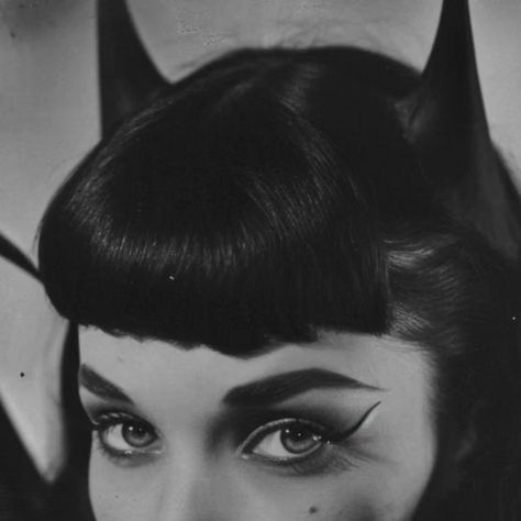 1950s Vampire, Pin Up Devil Costume, Bat Outfit Halloween, Goth Aesthetic Black Women, Halloween Black And White Aesthetic, Vintage Bat Halloween Costume, Goth Halloween Aesthetic, Pinup Outfits, Vintage Vampire