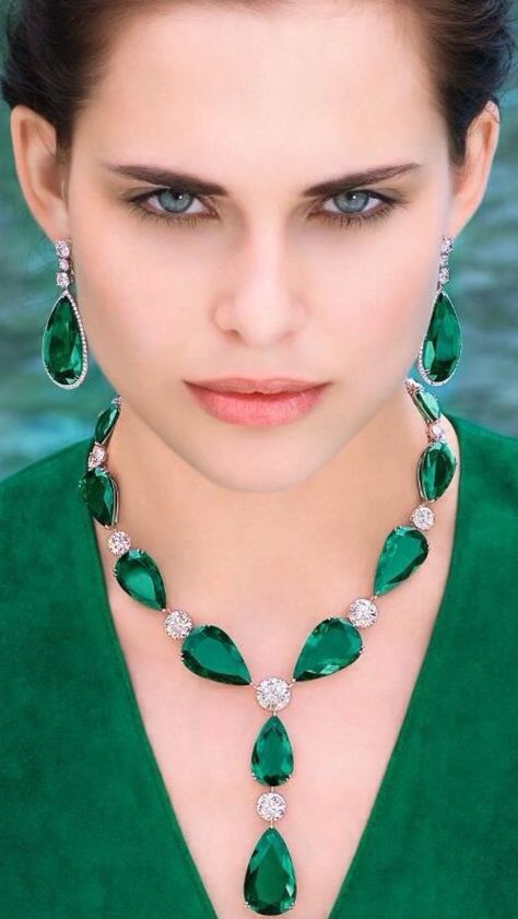 Beautiful emeralds Graff Diamonds, Columbian Emeralds, Green Jewelry, Emerald Necklace, Fabulous Jewelry, Emerald Jewelry, Gorgeous Jewelry, High Jewelry, Teardrop Earrings