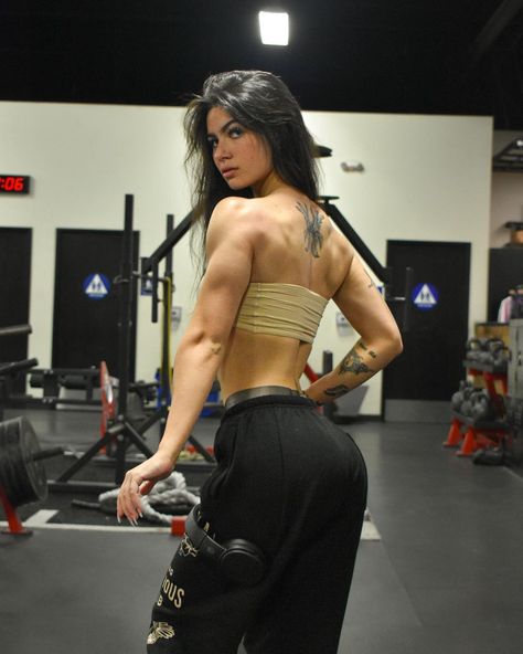 Carly.jb Gym, How To Pose For Gym Pictures, Muscle Aesthetic Woman, Muscle Poses Women, Female Gym Body Goals, Women Back Muscles, Strong Back Women, Carly Jb, Muscular Woman Aesthetic